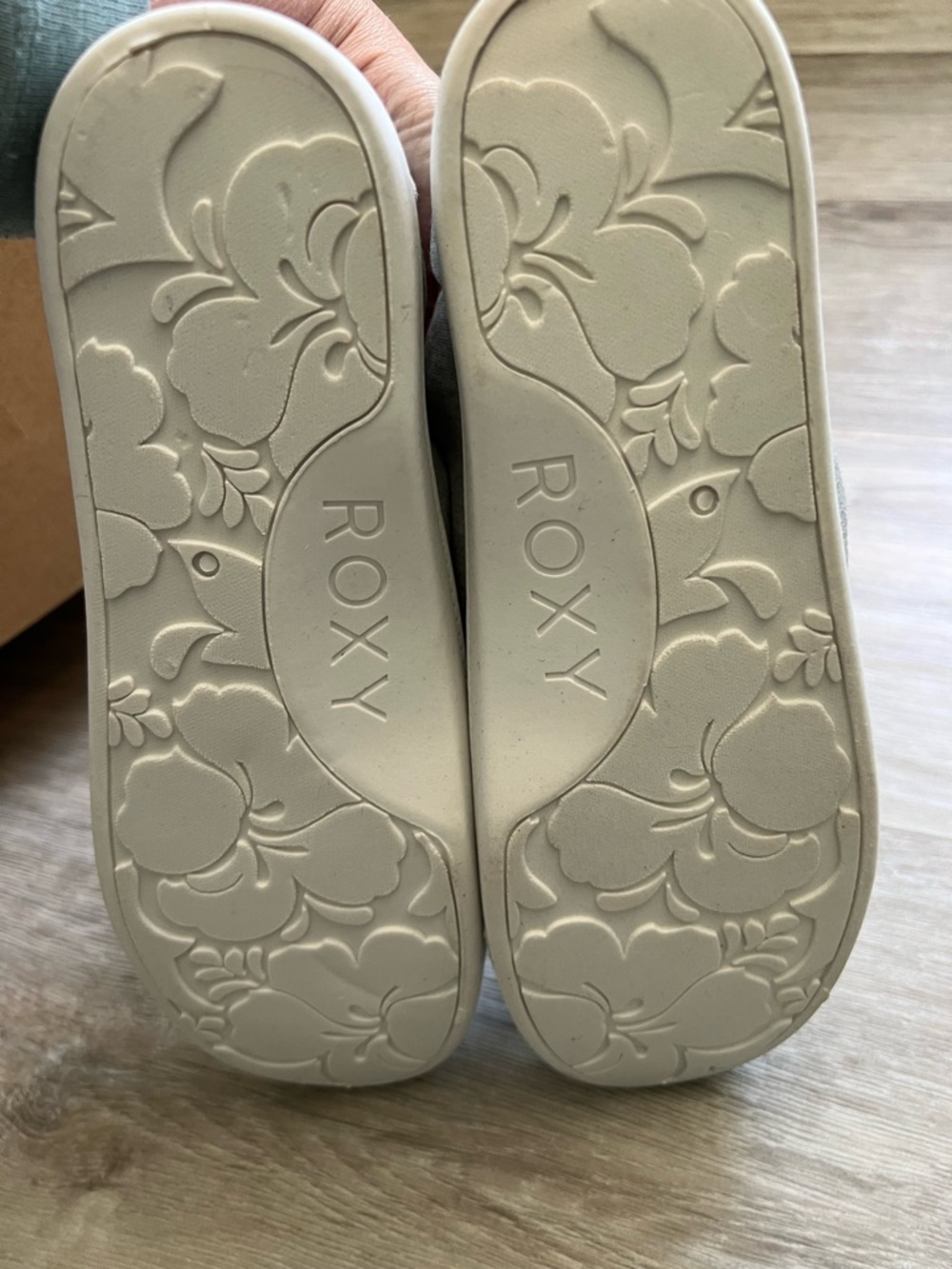 NWT! Roxy Bayshore Gray Knit Sneakers with Pink Accents - Picture 5 of 10